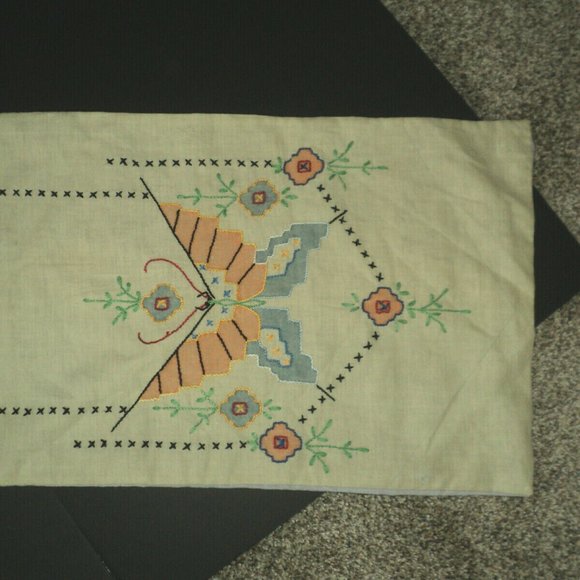 Vintage JBK #801 Hand-Embroidered Dresser Scarf Butterflies & Flowers 43" x 13" - Picture 3 of 9